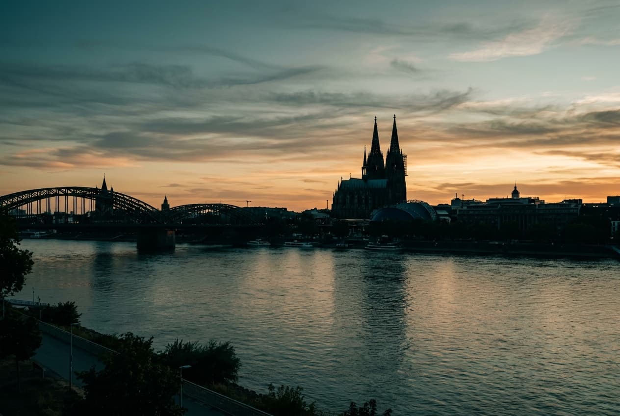 Skyline von Köln mit Dom und Rhein — Sinnbild für die Suche nach der richtigen KI-Agentur in Köln